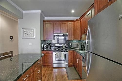 5th image of 1114 Montgomery St