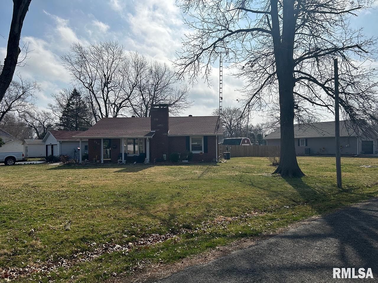 720 N Lawn Ave, Taylorville, IL 62568 | Zillow