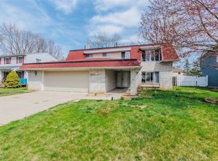 3999 Lydgate Dr, North Olmsted, OH