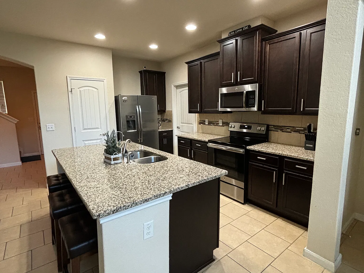 3 bed, 2038 sqft, $1,950 — Photo 2