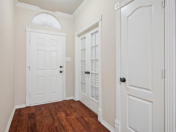 3rd image of 610 Everglade Dr