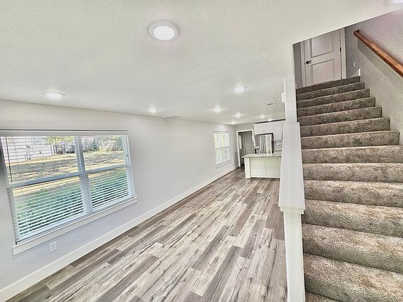 4th image of 220 W Bond St