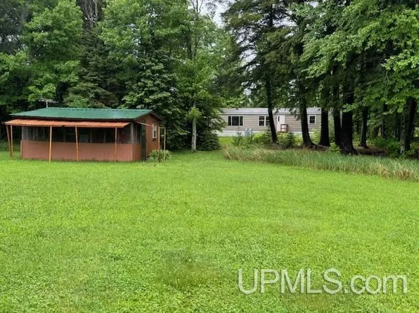 106 E Silver Lake Dr, Iron River, MI 49935