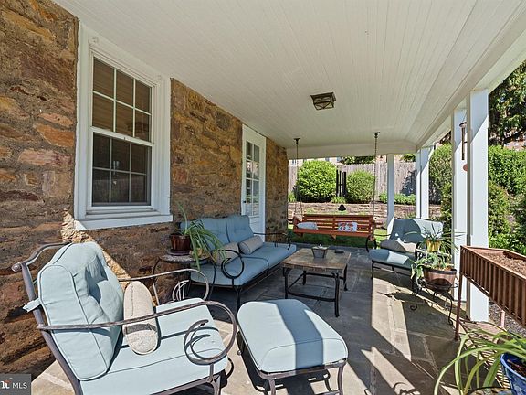 3rd image of 1242 Gordon Rd