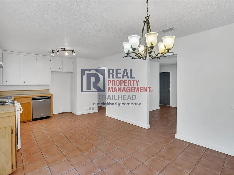 1424 Phillips St — Photo 9