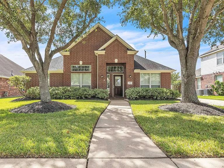 2714 Pebble Creek Dr — Photo 1