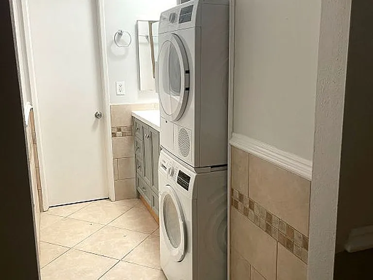 Alhambra @ Studio City Apts. — Photo 63