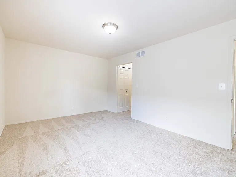 Coach House Apartments — Photo 38