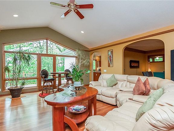 3rd image of 2419 Crestwood Dr