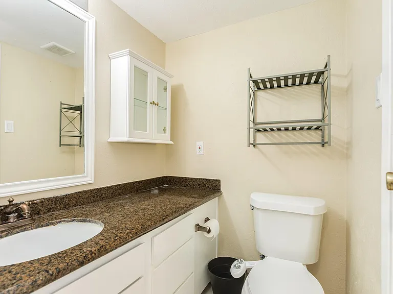 7140 N Holiday Dr — Photo 23