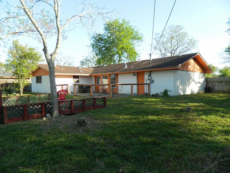 1st image of 2642 Linn St