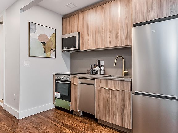 4th image of 31-61 Vernon Blvd #7P