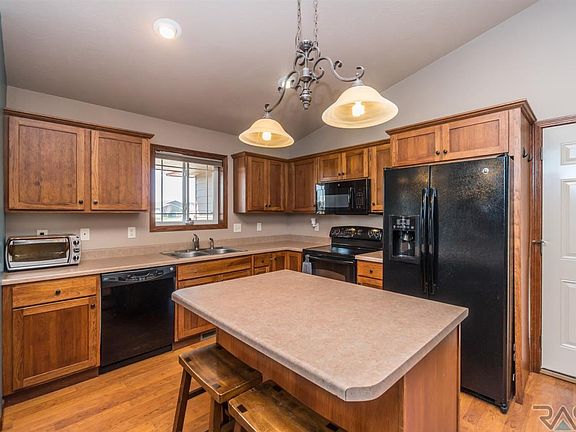3rd image of 400 Cottonwood Dr