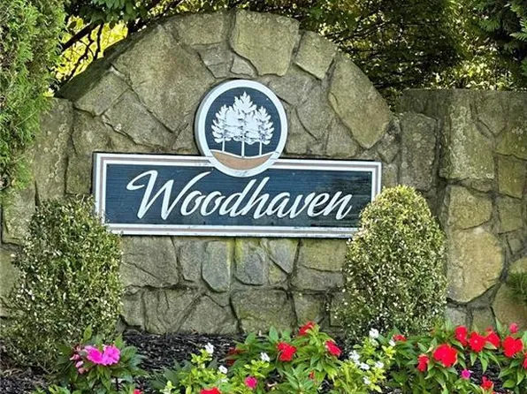706 Woodhaven Dr, Edison, NJ 08817