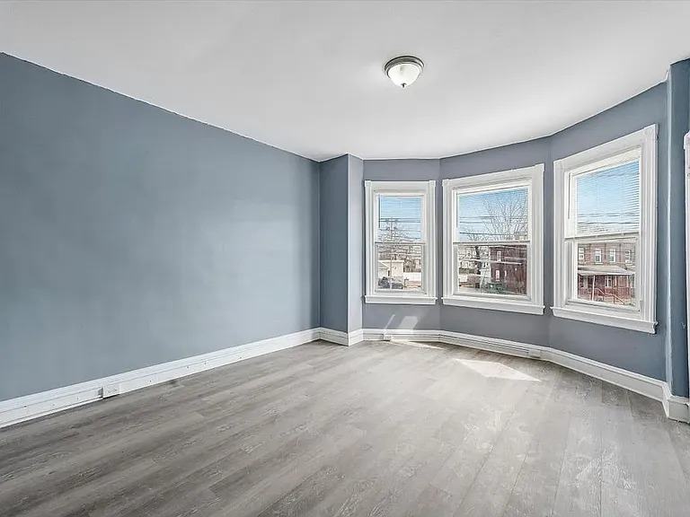 1110 Morton Ave — Photo 6