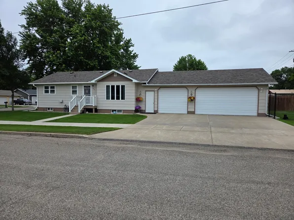 818 8th St W, Mobridge, SD 57601