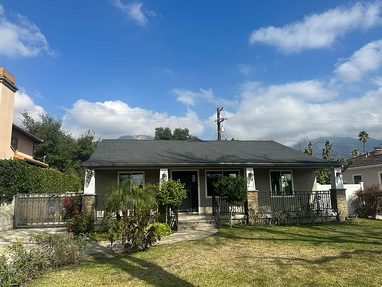 121 W Floral Ave — Photo 2