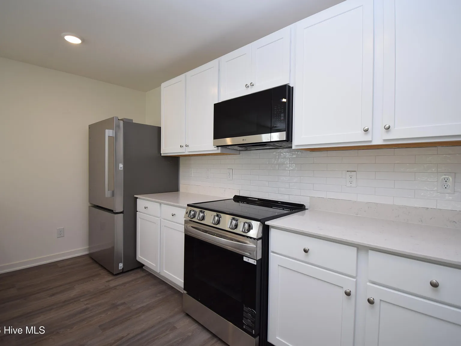 3 bed, 2.5 bath, $1,800 — Photo 3