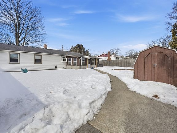 5th image of 325 Granby Rd