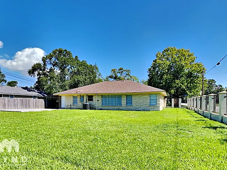 101 Live Oak St — Photo 16