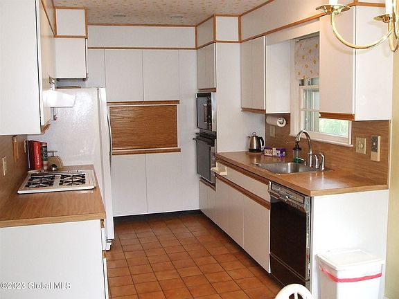 3rd image of 2104 Van Rensselaer Dr