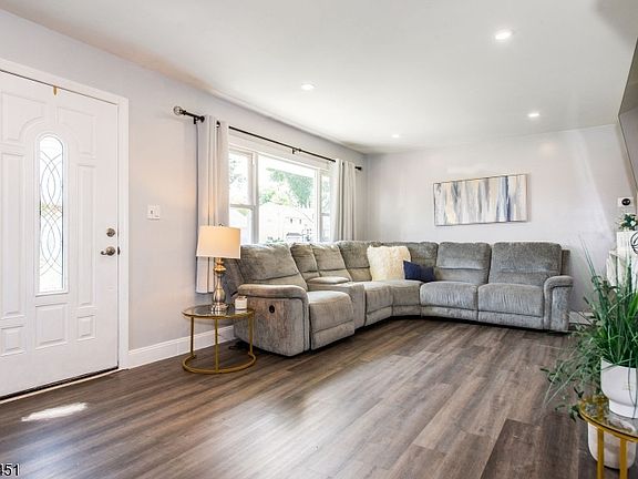 4th image of 45 Karen Dr