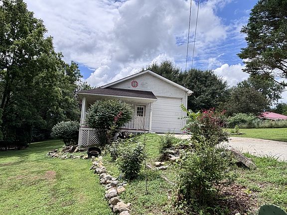 3rd image of 107 Fort St