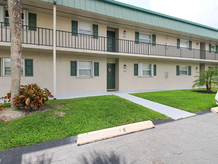600 Valley Stream Dr #F9 — Photo 2