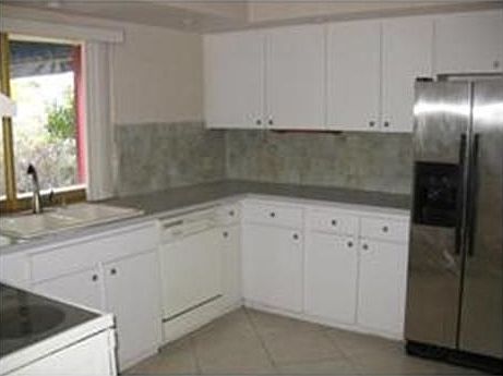Bright Kitchen with Lots of Cabinets