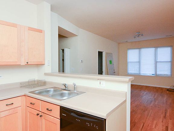 5th image of 2607 N Hamlin Ave #1N
