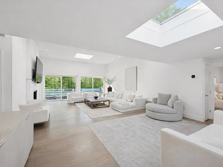 3 Southwood Ln — Photo 2