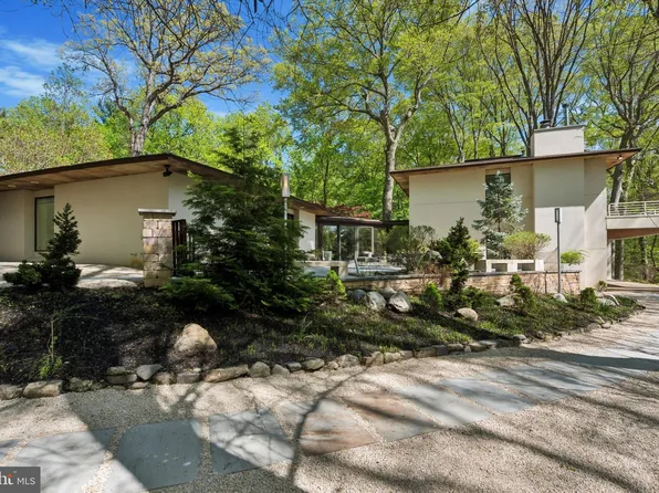 4126 Apalogen Rd, Philadelphia, PA 19129
