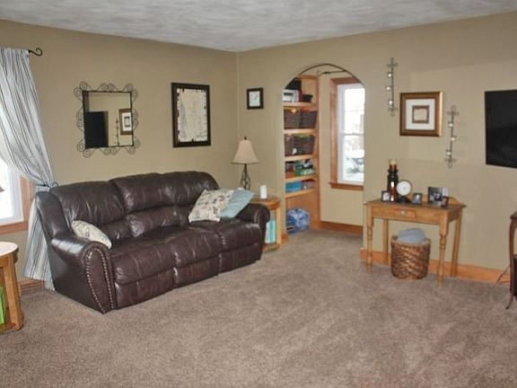 3rd image of 1128 Blaine Ave