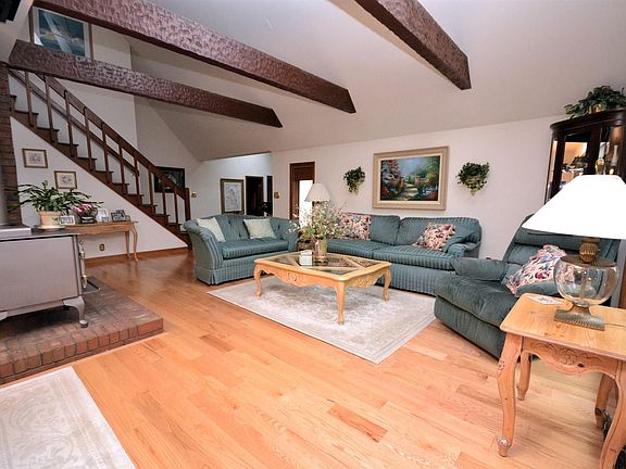 3rd image of 7 Cranberry Ln