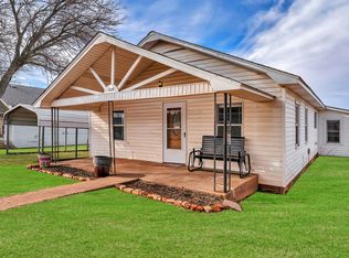 819 N 6th St, Sayre, OK 73662