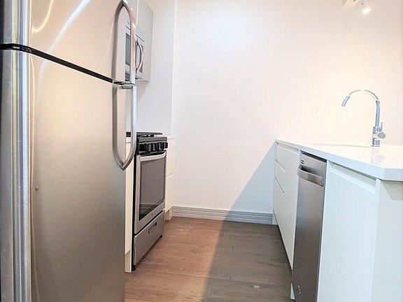 3rd image of 812 Myrtle Ave #402