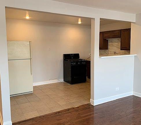 5th image of 2400 W Balmoral Ave APT 3G