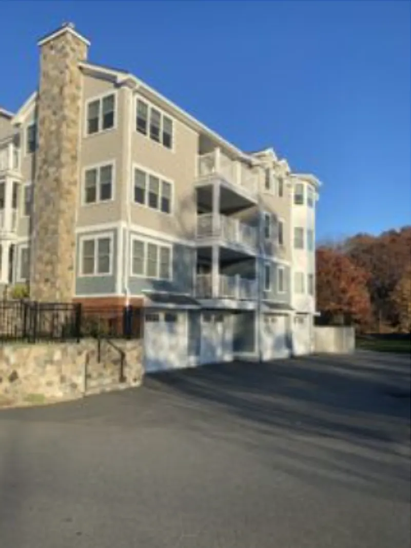 Edgewater Apartments — Photo 3