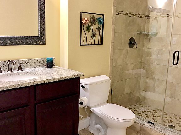 Basement guest suite bath