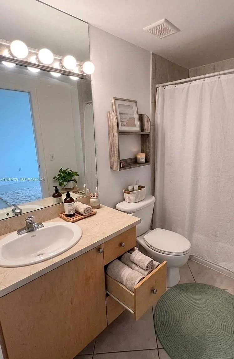 Building Photo - 2630 SW 28th St #49