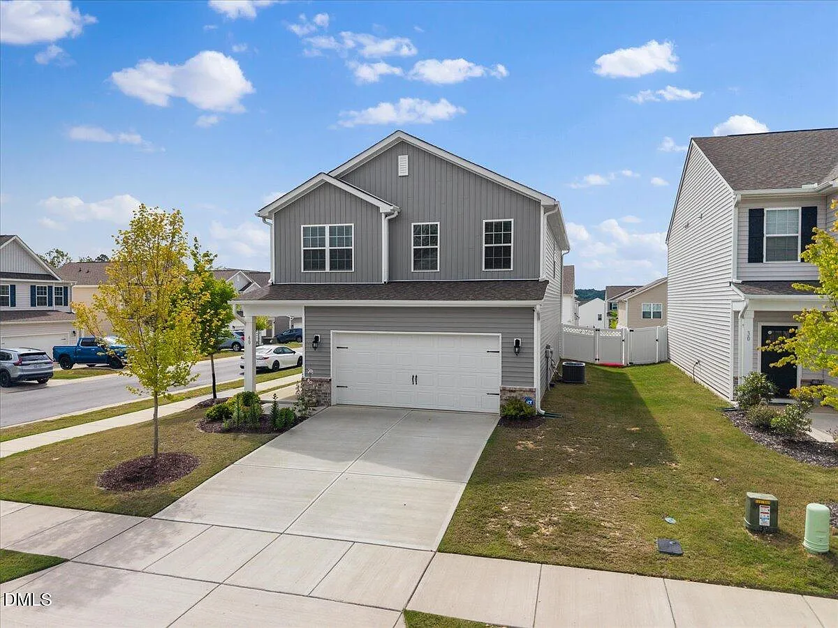 4 bed, 2.5 bath, 2294 sqft, $2,500 — Photo 2