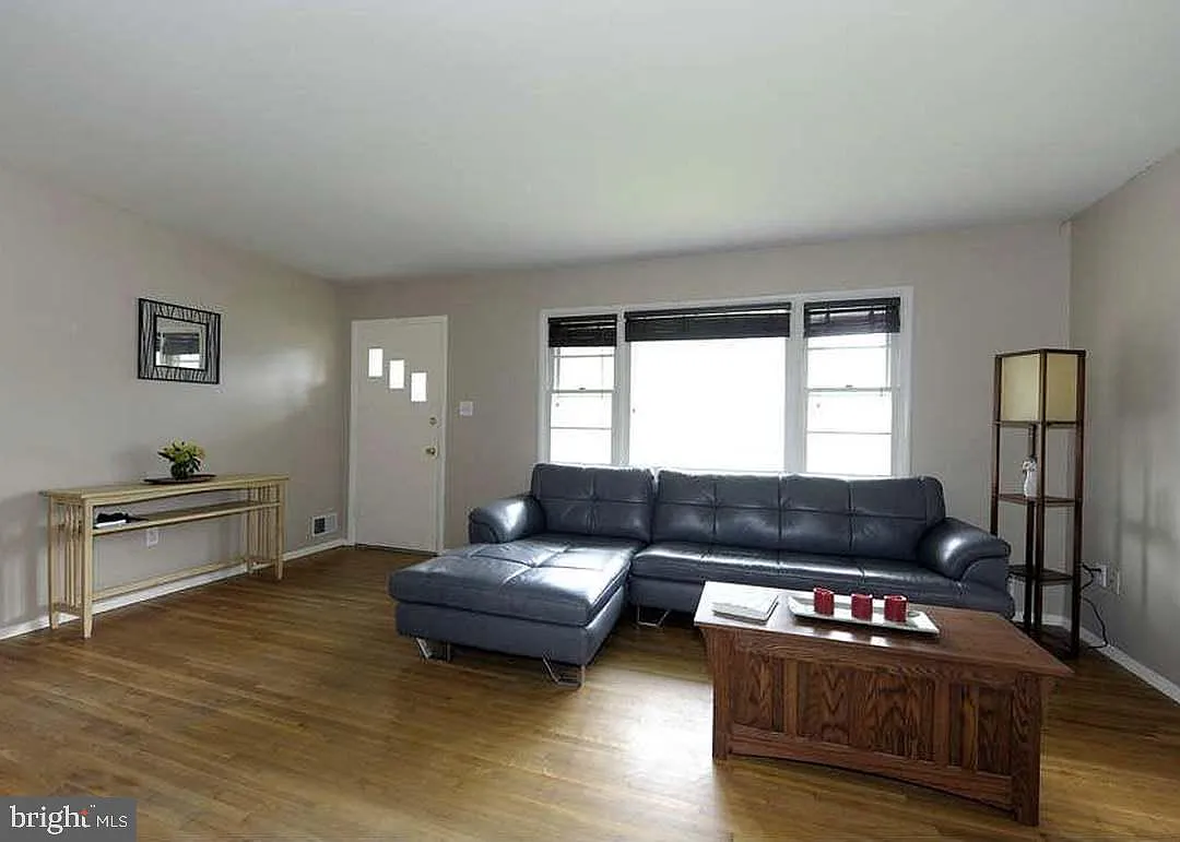 4 bed, 2.0 bath, 1152 sqft, $3,700 — Photo 3