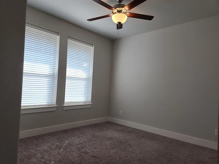 303 Winston Dr — Photo 5