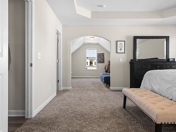 4th image of 302 Breezeway Dr