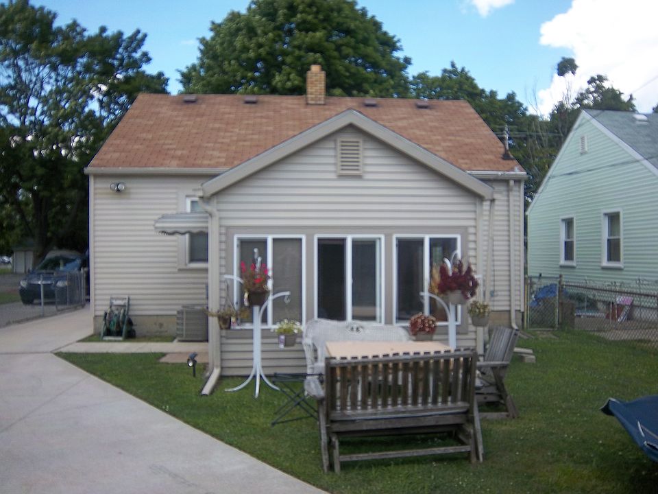 rear view / yard