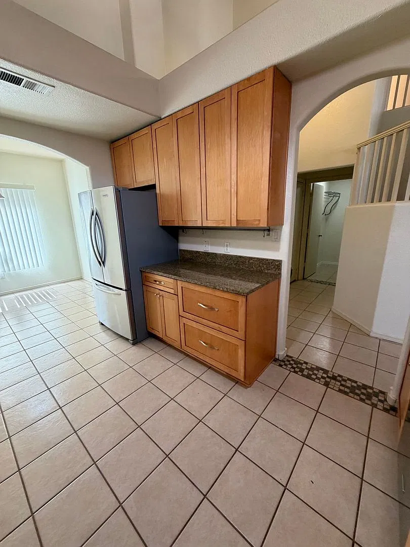 Soaring Ceilings, Stunning Architectural Details & Spacious Living in Albuquerque! 3 Bedrooms 3 B... — Photo 4