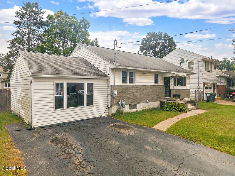 3rd image of 1405 Lawn Avenue