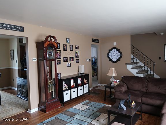 3rd image of 18 Michelle Dr
