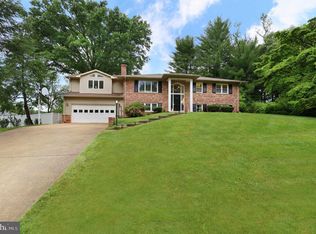 9028 Denise Ln, Fairfax, VA 22031