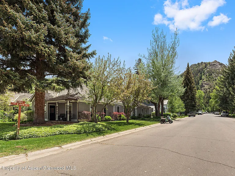 533 W Francis St — Photo 29